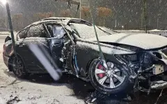 На заснеженной дороге в Алматы машина вылетела на встречную полосу: пассажир получил травму