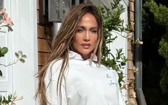 Дженнифер Лопес выдала милостыню на прогулке из сумки за 80 тысяч долларов