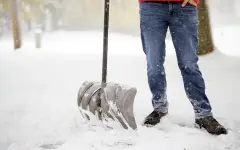 Как правильно расчищать снег лопатой, чтобы не надорвать спину