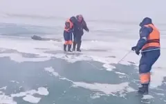 Рыбак провалился под лед на Капчагае: на помощь пришли спасатели