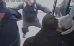 Пассажир выпал во время движения автобуса в Караганде