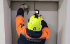 Застряли на 7 этаже: пять человек спасли из лифта в Астане