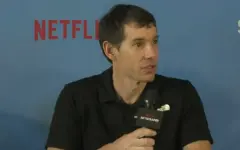 Скалолаз без страховки покорил самый высокий небоскреб Тайваня