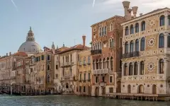 Пустующий более 20 лет проклятый дворец в Венеции выставили на продажу