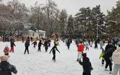 90-летний казахстанец виртуозно катается на коньках