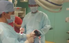 Жительница Алматы пять лет жевала волосы и оказалась у хирургов с огромным комом в желудке