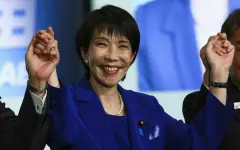 Первая женщина-премьер Японии выиграла парламентскую гонку
