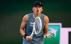 Швёнтек ругалась и кидала полотенце после потери второй строчки рейтинга WTA