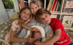 Собравшийся в Казахстан Энрике Иглесиас показал всех детей от Анны Курниковой: но тайна не раскрыта