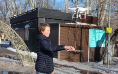 Дрон угощает баурсаками