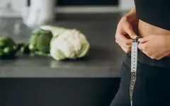 Почему строгие диеты обречены на провал, объяснили врачи и психологи