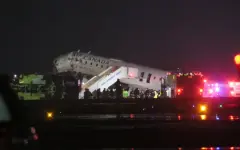 В аэропорту Нью-Йорка самолет с пассажирами врезался в пожарную машину