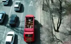 Необычный автобус без крыши проехал по Алматы