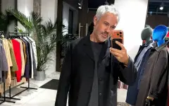 Яркий деним в моде: как стильно носить флоральные джинсы