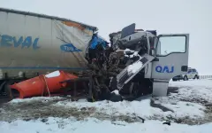 Грузовик на скорости протаранил погрузчик на одной из трасс в Казахстане