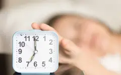 Об опасности популярных способов улучшения сна предупредили специалисты