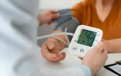 Ложная гипертония: врач объяснил, почему тонометр завышает показатели