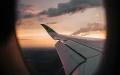 Пассажиры известной авиакомпании при взлете увидели в иллюминаторы горящий двигатель