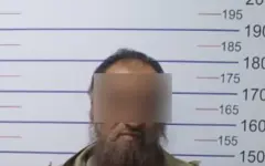 В Бишкеке мужчина раздавал детям конфеты с иглами внутри