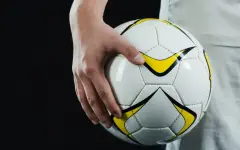 В Риме фанаты забросали яйцами здание Федерации футбола Италии