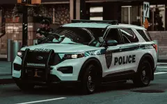 Женщина в наручниках выбралась через окно полицейской машины – момент попал на видео