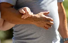 Казахстанка спасла мужа-пенсионера от обмана на миллион