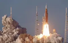 С космодрома на мысе Канаверал стартовала первая за полвека пилотируемая миссия к Луне