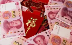 Китайский город охвачен хаосом после дождя купюр