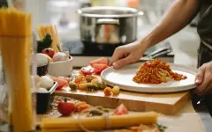 Врач объяснила, почему вечером мы съедаем больше, даже если уже наелись