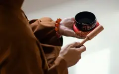 Монаха буддийского храма обвиняют в романтической связи и непристойных ритуалах