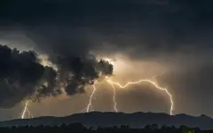 Гроза и ветер до 20 м/с: во всем Казахстане объявили штормовое предупреждение на понедельник