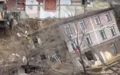 Дом обрушился в Дагестане после наводнения, жителей соседних зданий эвакуируют