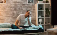 Что будет, если спать на слишком короткой кровати, объяснил ортопед