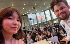 Карлсен пожаловался на казахстанскую шахматистку после совместного фото