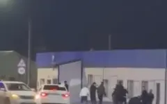 Молодые парни избили полицейских в Атырауской области