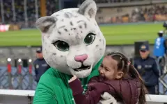 В Алматы после матча Кайрат – Астана болельщики вместе с волонтерами провели уборку стадиона