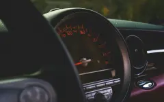 Попал на видео и поплатился: водителя наказали за ночной шум в Семее