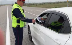 Полицейские на автомобилях «в штатском» патрулируют на дорогах Алматы