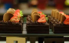 Агрессивный мужчина разгромил кондитерскую в Актау и сломал стол головой