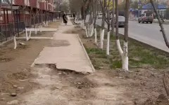 На разбитые тротуары жалуются жители Актау