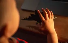 Ребенок оказался заперт в машине из-за сигнализации в Казахстане