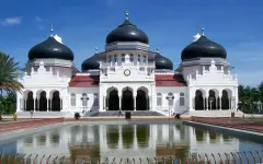 Публичная жестокость: в Индонезии наказали пару за интимный проступок