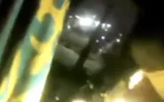 Появились кадры, как снимают флаг Казахстана с крыши горящего акимата