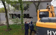 В Алматы приступили к сносу незаконного двухэтажного кафе