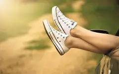 Ученые выяснили, как поза нога на ногу влияет на здоровье