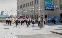 Добрый тренд: казахстанки делятся выпускными платьями в соцсетях