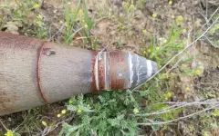 «Угрозы для населения нет»: казахстанец нашел в степи подозрительный предмет