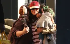 Рианна впервые вынесла в свет младшую дочь в брендовых вещах