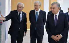 Токаев и Мирзиёев посетили крупный текстильный кластер в Узбекистане