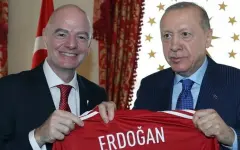 Глава FIFA подарил Эрдогану именную футболку